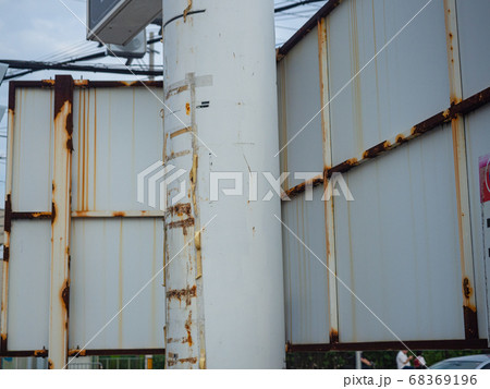 街中にある建物劣化箇所 68369196
