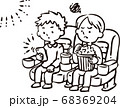 映画上映中にスマートフォンを見る男性 68369204
