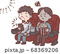 映画上映中にスマートフォンを見る男性 68369206