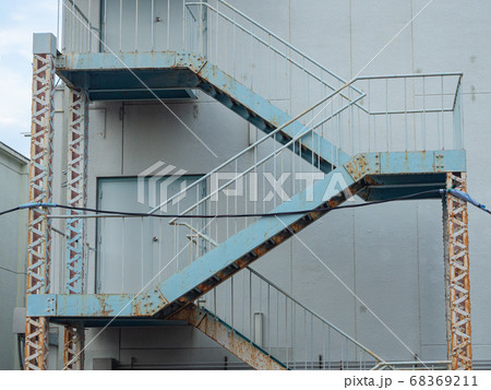 街中にある建物劣化箇所 街中にある建物劣化箇所 68369211