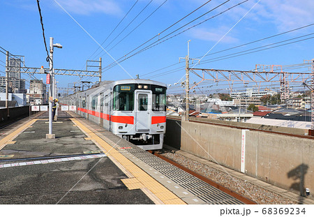 山陽電鉄　子午線の人丸前駅を通過する電車 68369234