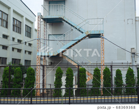 街中にある建物劣化箇所 街中にある建物劣化箇所 68369368