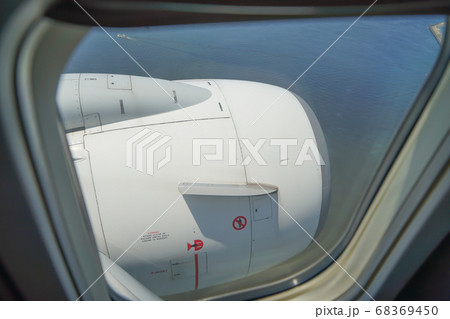 飛行機の窓から望むジェットエンジン 飛行機の窓から望むジェットエンジン 68369450