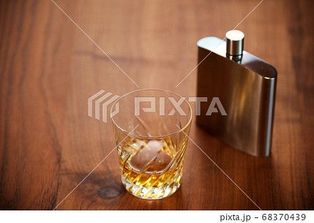 ウイスキーグラス 68370439