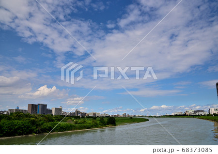 多摩川と青空 68373085