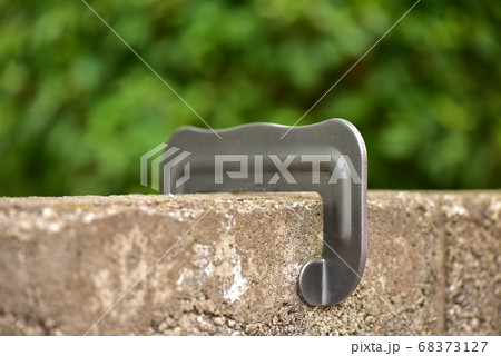 万力とブロック塀	 68373127