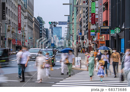 日本の東京都市景観 マスク姿・熱中症・「日本橋北詰」の交差点(横断歩道)をなどを望む=8月10日 日本の東京都市景観 マスク姿・熱中症・「日本橋北詰」の交差点(横断歩道)をなどを望む=8月10日 68373686
