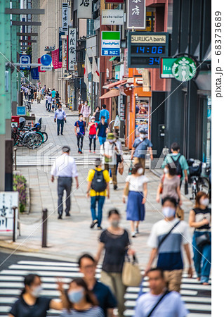 日本の東京都市景観　マスク姿・熱中症・「日本橋北詰」の交差点(横断歩道）をなどを望む＝8月10日 68373689