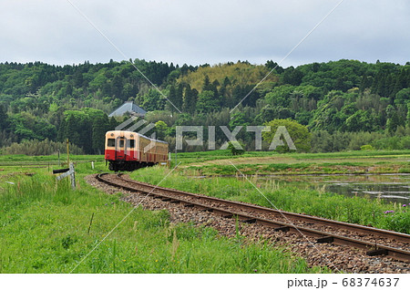 小湊鉄道線、上総鶴舞・上総久保駅間を走る普通列車（キハ200形） 68374637