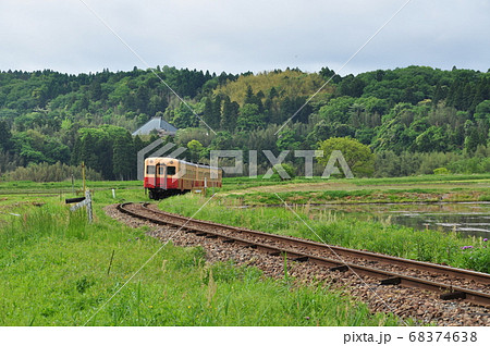 小湊鉄道線、上総鶴舞・上総久保駅間を走る普通列車（キハ200形） 68374638