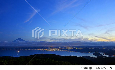 早暁の富士山と駿河湾 三島 沼津 富士 裾野 早暁の富士山と駿河湾 三島 沼津 富士 裾野 68375119