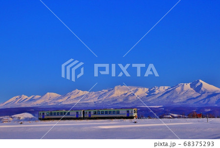 十勝連峰と列車 68375293
