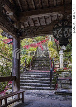 奈良 秋の長谷寺、登廊繋屋から見る嵐の坂 奈良 秋の長谷寺、登廊繋屋から見る嵐の坂 68375803