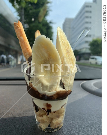 車のダッシュボードの上に置いたチョコバナナサンデー 車のダッシュボードの上に置いたチョコバナナサンデー 68376615