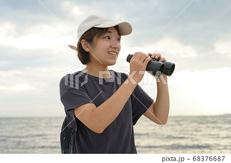 双眼鏡を覗く女性 68376687