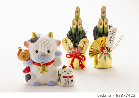 手招きする牛と猫、年賀状素材 68377422