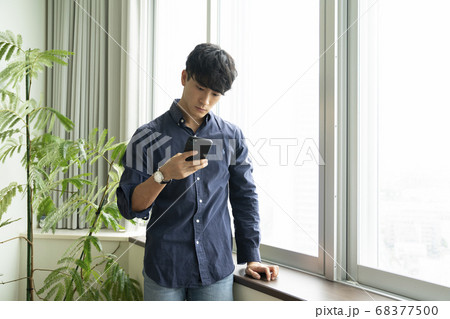 スマホと男性 スマホと男性 68377500