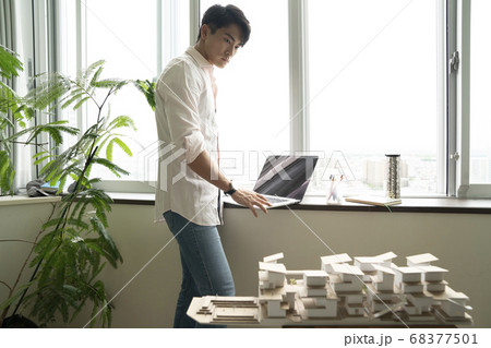 仕事をする男性 仕事をする男性 68377501