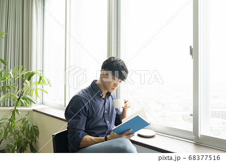 読書をする男性 68377516