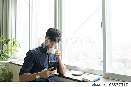 スマホと男性 68377517