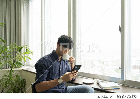 スマホと男性 68377580