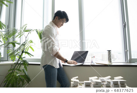 仕事をする男性 68377625