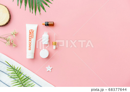 Sunscreen bottle cream, mockup of beauty product brand. Top view on the pink background. Sunscreen bottle cream, mockup of beauty product brand. Top view on the pink background. 68377644