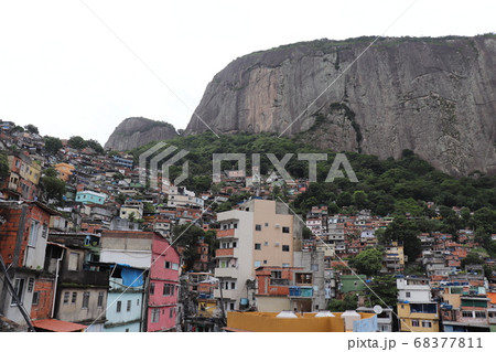 ブラジル、リオにある貧民街「ファベーラ」、Rocinha地区の街並み(1) 68377811