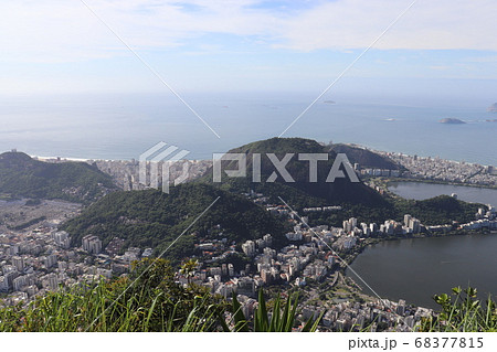 ブラジル、リオデジャネイロ、コルコバードのキリスト像 からコパカパーナビーチを眺める 68377815