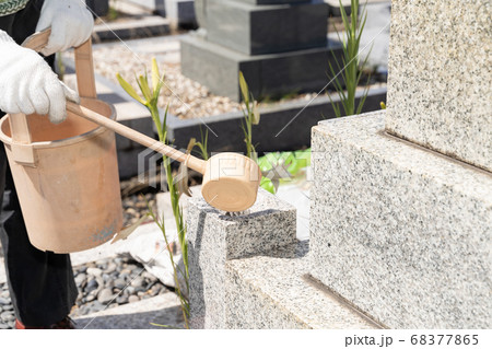 墓参り 水かけの写真素材