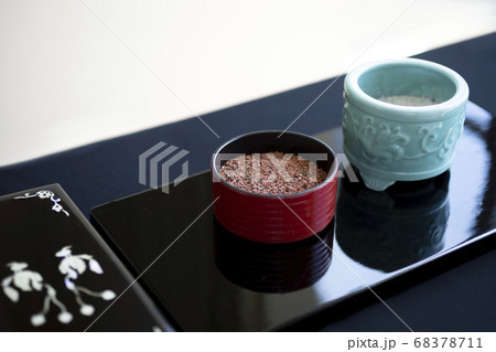 焼香台にある抹香と香炉 焼香台にある抹香と香炉 68378711