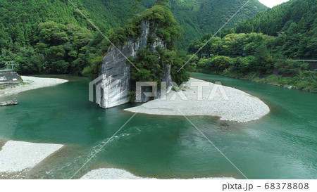 久万高原町の御三戸嶽(4K空撮切出し)、別名軍艦岩とも呼ばれて 久万高原町の御三戸嶽(4K空撮切出し)、別名軍艦岩とも呼ばれて 68378808