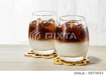 コーヒーとミルクが2層になるツートンアイスコーヒー コーヒーとミルクが2層になるツートンアイスコーヒー 68379024