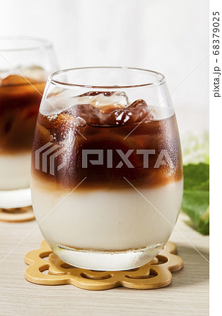 コーヒーとミルクが2層になるツートンアイスコーヒー 68379025