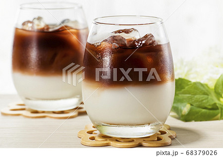コーヒーとミルクが2層になるツートンアイスコーヒー コーヒーとミルクが2層になるツートンアイスコーヒー 68379026