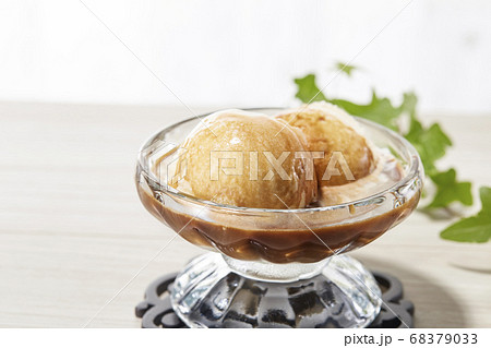 バニラアイスクリームにエスプレッソコーヒーをかけたコーヒーアフォガート 68379033