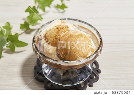 バニラアイスクリームにエスプレッソコーヒーをかけたコーヒーアフォガート 68379034