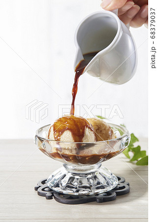 バニラアイスクリームにエスプレッソコーヒーをかけたコーヒーアフォガート バニラアイスクリームにエスプレッソコーヒーをかけたコーヒーアフォガート 68379037