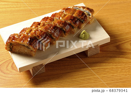 寿司下駄に盛り付けられた鰻の姿寿司とワサビ 68379341