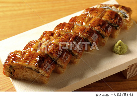 寿司下駄に盛り付けられた鰻の姿寿司とワサビ 寿司下駄に盛り付けられた鰻の姿寿司とワサビ 68379343