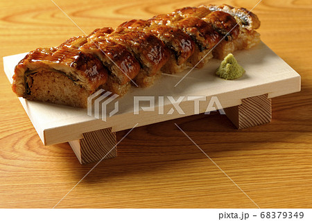 寿司下駄に盛り付けられた鰻の姿寿司とワサビ 寿司下駄に盛り付けられた鰻の姿寿司とワサビ 68379349