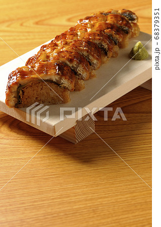寿司下駄に盛り付けられた鰻の姿寿司とワサビ 寿司下駄に盛り付けられた鰻の姿寿司とワサビ 68379351
