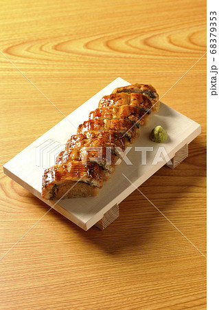 寿司下駄に盛り付けられた鰻の姿寿司とワサビ 寿司下駄に盛り付けられた鰻の姿寿司とワサビ 68379353