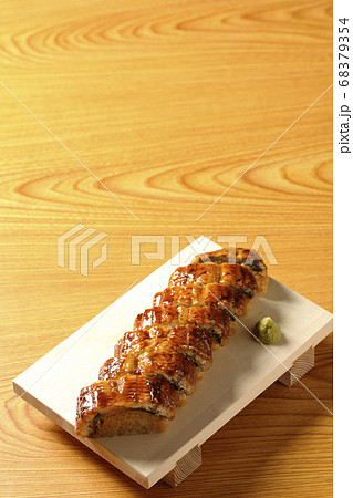 寿司下駄に盛り付けられた鰻の姿寿司とワサビ 寿司下駄に盛り付けられた鰻の姿寿司とワサビ 68379354