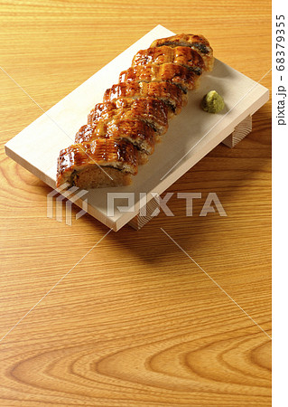 寿司下駄に盛り付けられた鰻の姿寿司とワサビ 68379355