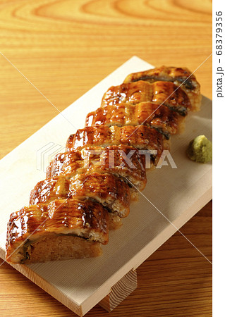 寿司下駄に盛り付けられた鰻の姿寿司とワサビ 寿司下駄に盛り付けられた鰻の姿寿司とワサビ 68379356