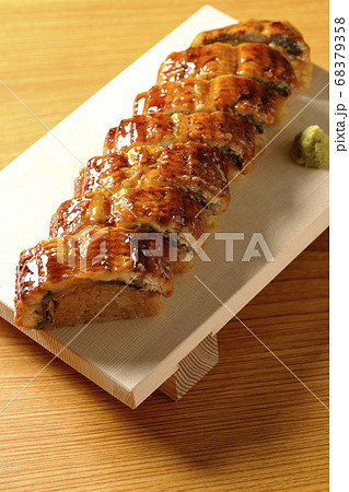 寿司下駄に盛り付けられた鰻の姿寿司とワサビ 寿司下駄に盛り付けられた鰻の姿寿司とワサビ 68379358