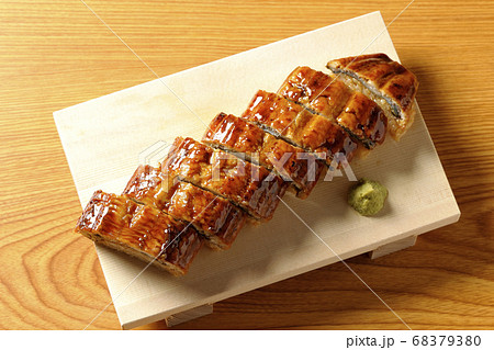 寿司下駄に盛り付けられた鰻の姿寿司とワサビを俯瞰で撮影 68379380