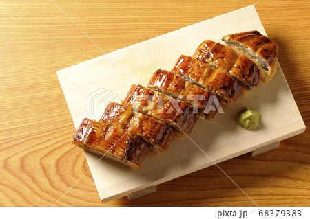 寿司下駄に盛り付けられた鰻の姿寿司とワサビを俯瞰で撮影 寿司下駄に盛り付けられた鰻の姿寿司とワサビを俯瞰で撮影 68379383