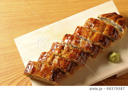 寿司下駄に盛り付けられた鰻の姿寿司とワサビを俯瞰で撮影 寿司下駄に盛り付けられた鰻の姿寿司とワサビを俯瞰で撮影 68379387